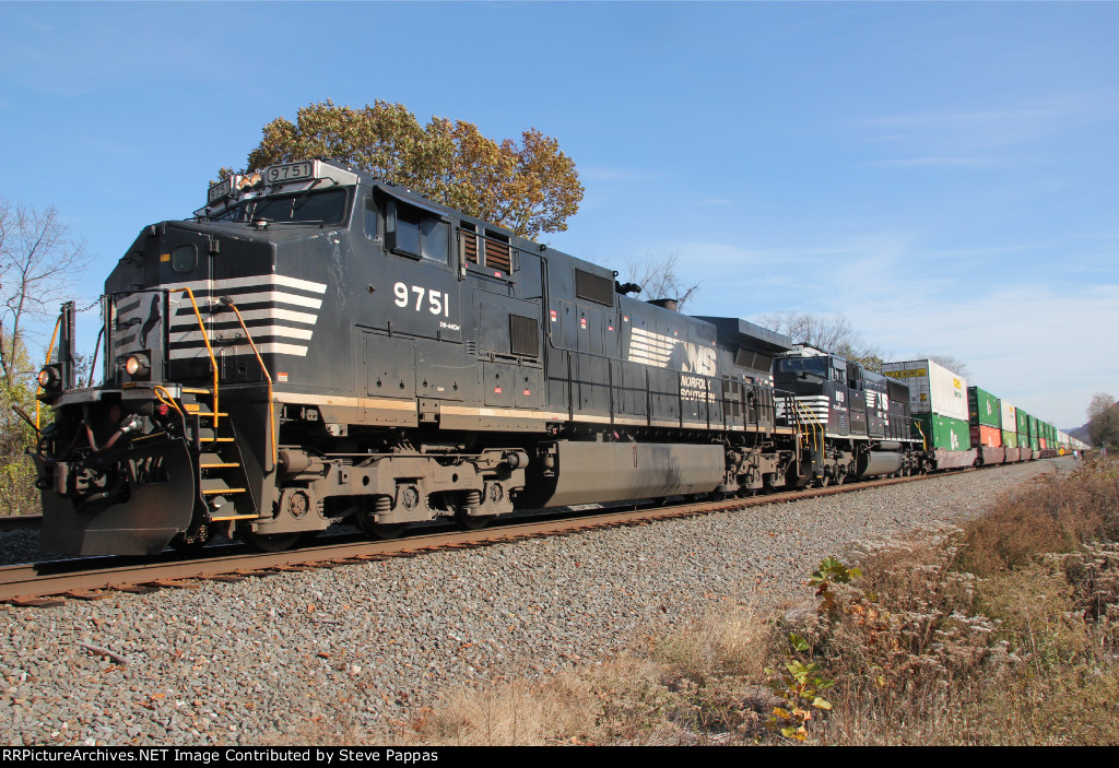 NS 9751 and 1819 take train 21Q onto the siding